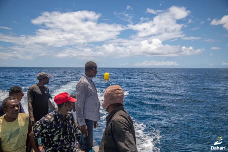 Installation des bouées pour délimiter la réserve