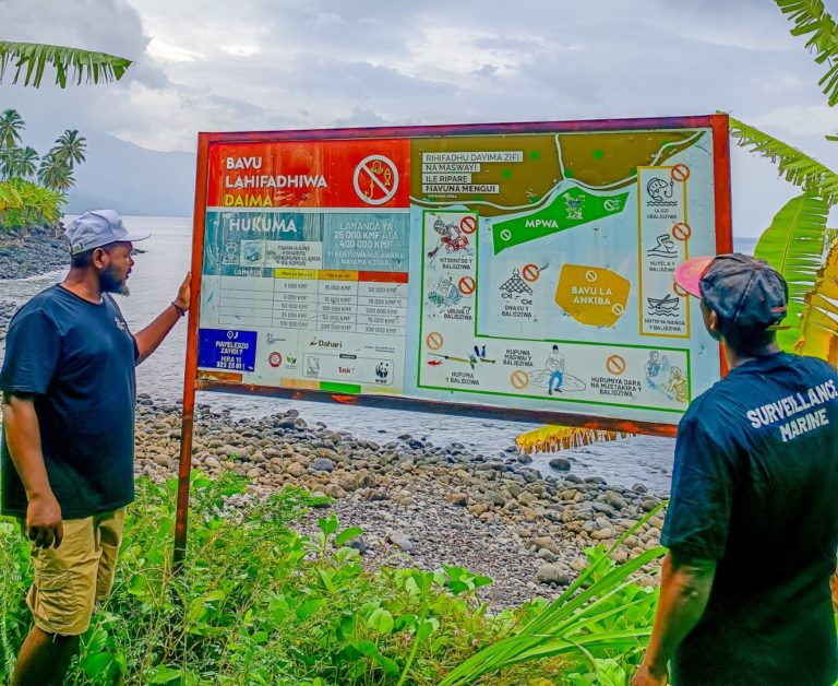Panneau de signalisation de la réserve marine permanente à Vassy