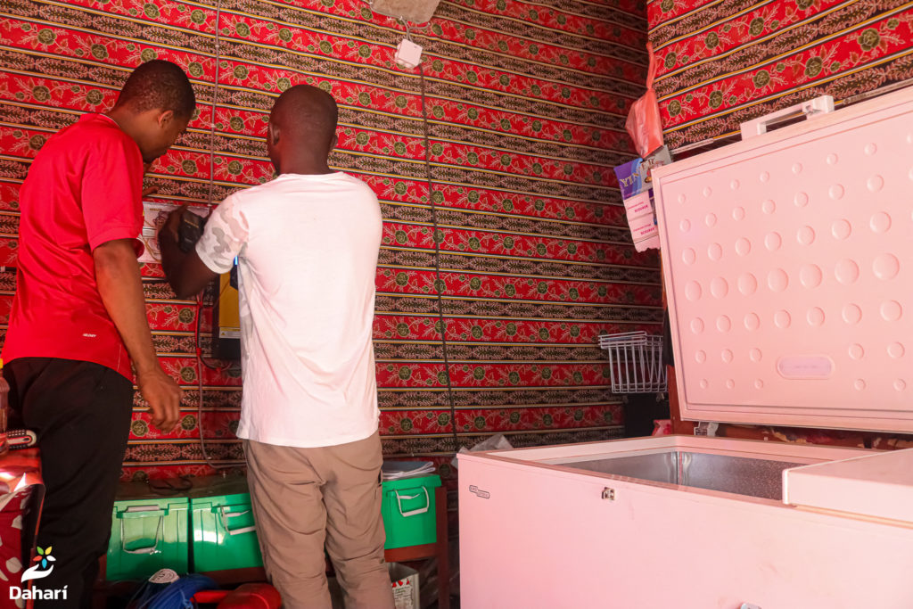 Installation du congélateur solaire à Vassy