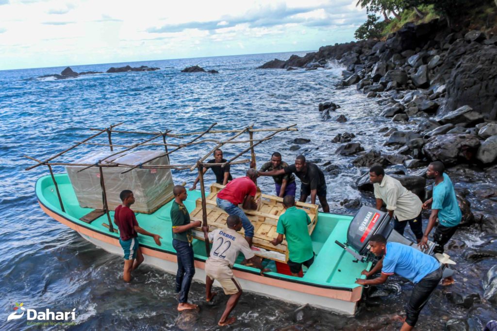 Transport par vedette du congélateur solaire vers Maoueni ya Kanguani